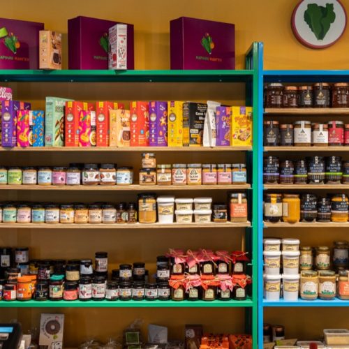 Πάγκοι πώλησης και παρουσίασης με μεταλλικές βάσεις, σταθεροί και τροχήλατοι για ευελιξία.