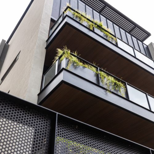 Εξωτερική όψη της πολυκατοικίας στον Παπάγου με μεταλλική περίφραξη και custom ζαρντινιέρες.