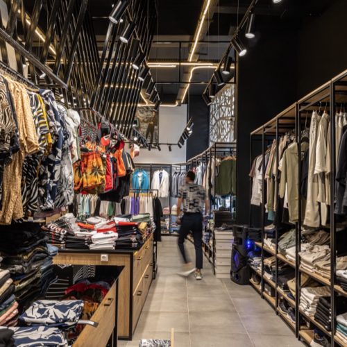 Διακοσμητικά και δομικά μεταλλικά στοιχεία στα εξωτερικά κάγκελα.